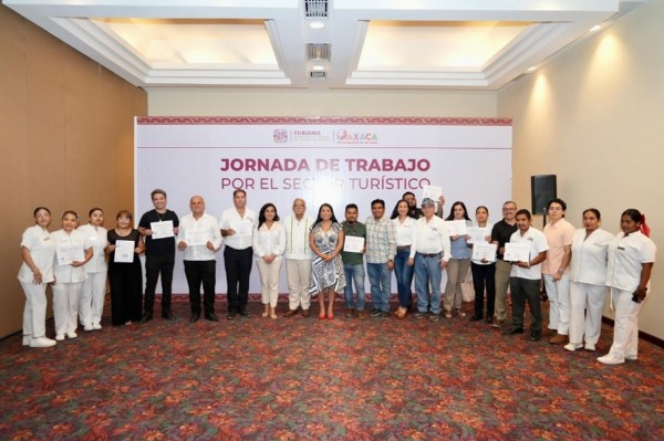Entrega Sectur Oaxaca cédulas de certificación a servidores turísticos en Huatulco