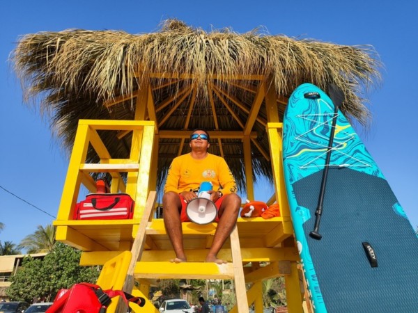 Entrega Sectur Oaxaca 10 torres salvavidas para garantizar la seguridad en playas