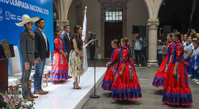ABANDERA TERE JIMÉNEZ A ATLETAS QUE REPRESENTARÁN A AGUASCALIENTES EN LA OLIMPIADA NACIONAL 2025