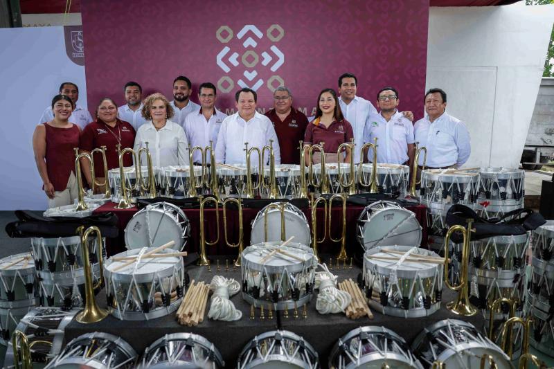 Equipan con instrumentos y material a bandas de guerra del CecyteyDescargar