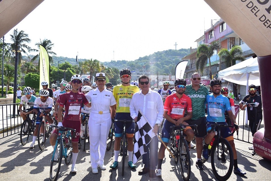 Avanza la LXXVI Vuelta Clásica Ciclista Nacional “Lunes del Cerro 2025” con su tercera etapa en la costa oaxaqueñ