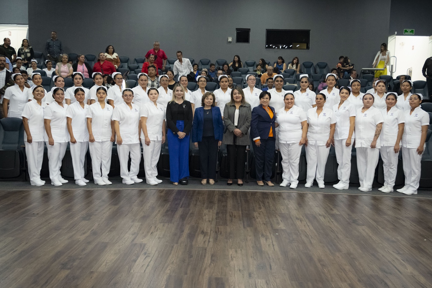 Secretaria de Salud encabeza ceremonia en Universidad de las Mujeres