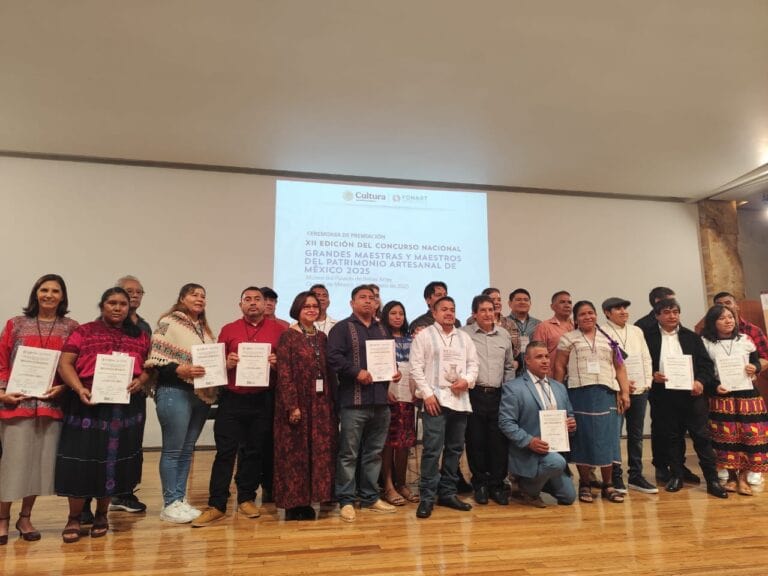 Ganan artesanos guerrerenses premios en la XII Edición del Concurso Nacional Grandes Maestras y Maestros