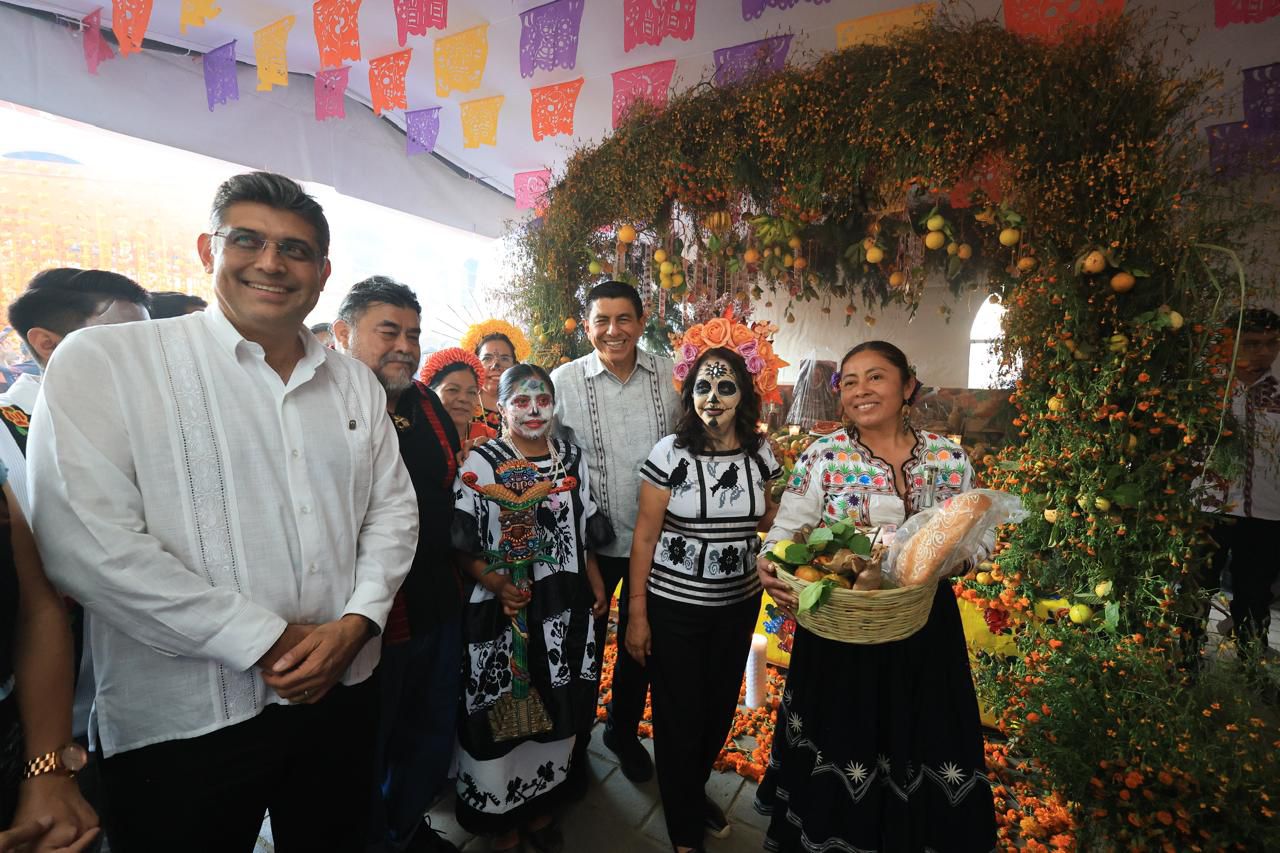 Con exhibición de 31 altares de pueblos originarios, Oaxaca comparte la fiesta pluricultural de Día de Muertos