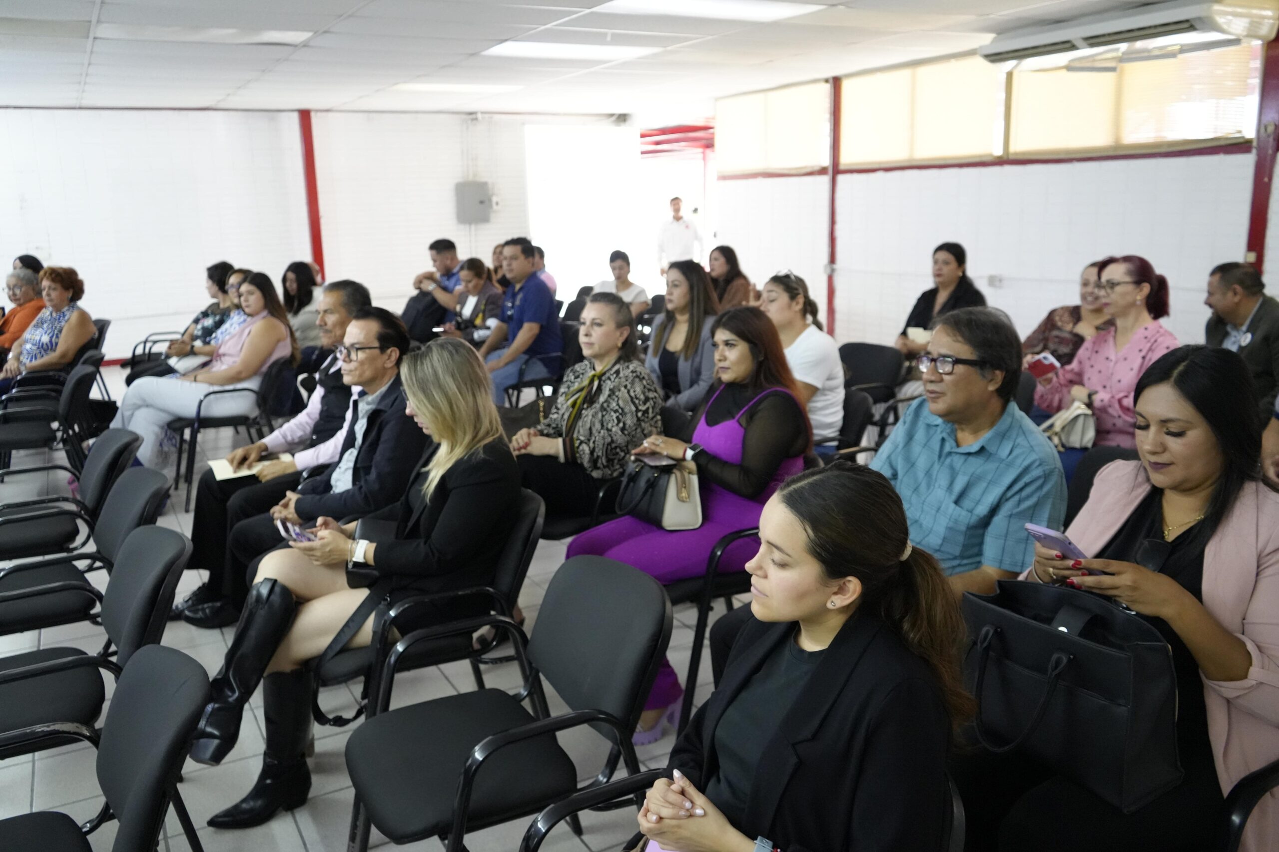 Entregan equipo de cómputo a 23 planteles del nivel Básico en Ciudad Juárez