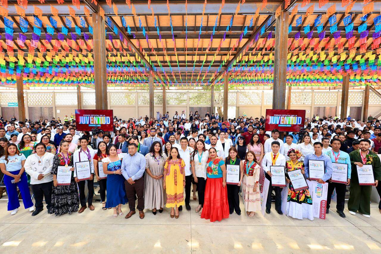Con entrega del Premio Estatal de la Juventud 2025, Gobernador de Oaxaca reconoce fuerza transformadora de este sector
