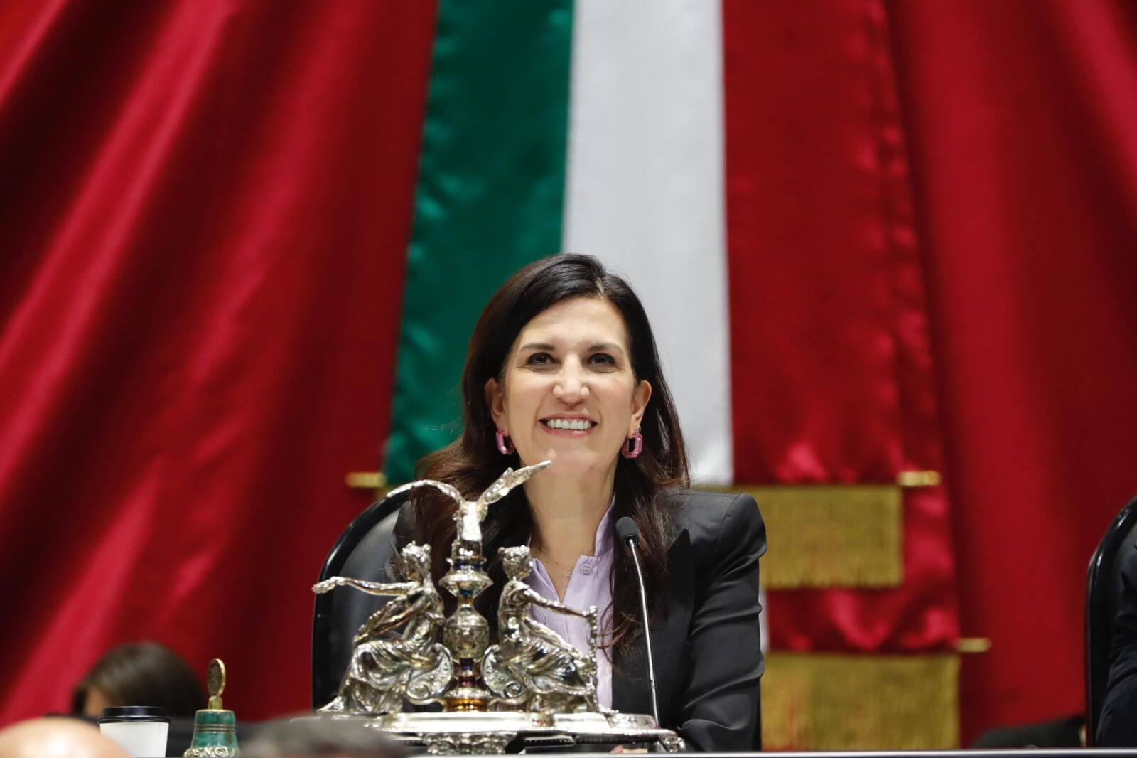 Necesario, escuchar con honorabilidad todas las diferentes voces; México requiere leyes responsables, no decisiones apresuradas: Kenia López Rabadán