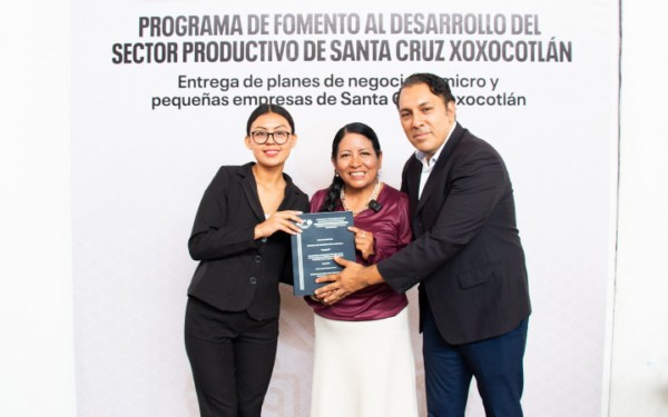 Estudiantes de la UTVCO entregan 71 planes de negocio a MYPES de Santa Cruz Xoxocotlán