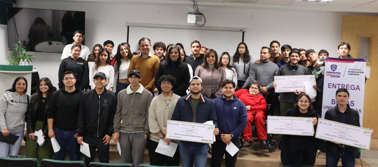 Entrega Gobierno del Estado 375 mil pesos en becas para estudiantes de la UT Parral