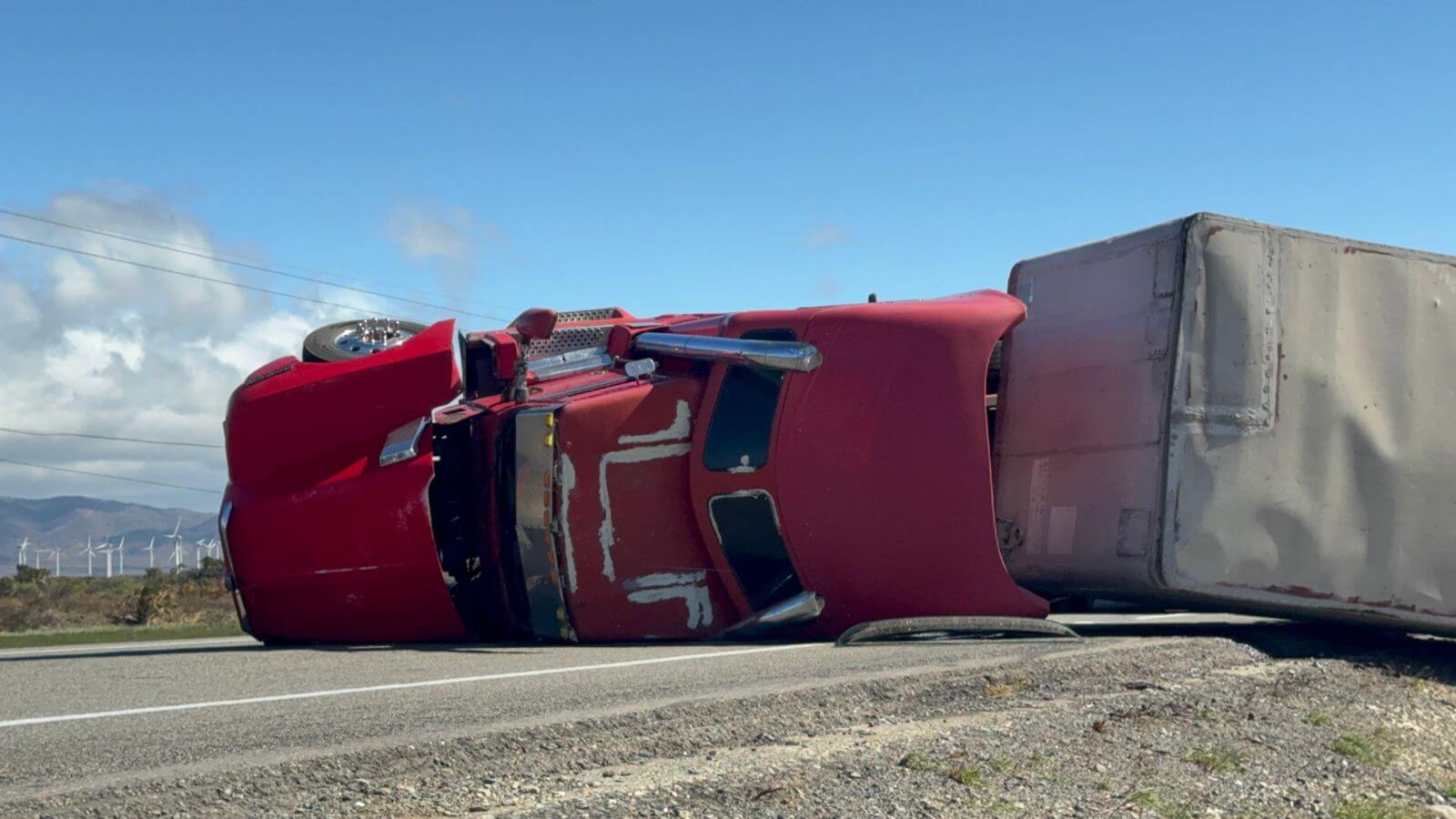 Evento de norte provoca volcaduras en la autopista 190 del Istmo; Protección Civil exhorta a extremar precauciones