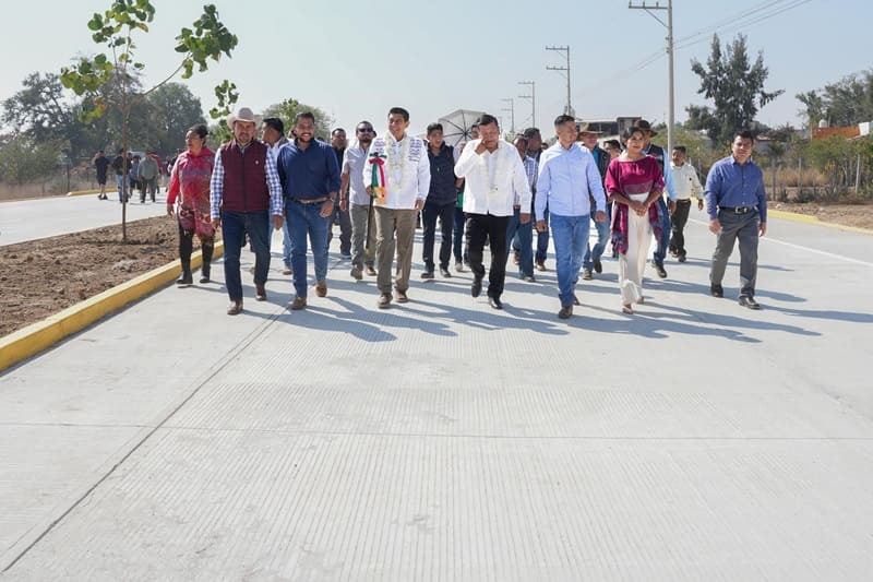 Mejora Gobernador de Oaxaca movilidad de más de 14 mil habitantes de Zimatlán de Álvarez con pavimentación de avenida Del Ferrocarril