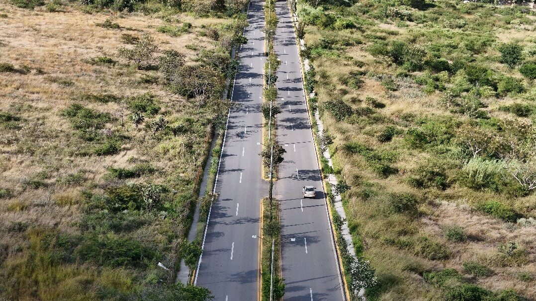 Pavimenta Gobierno de Oaxaca acceso al fraccionamiento Álamos en la capital del estado