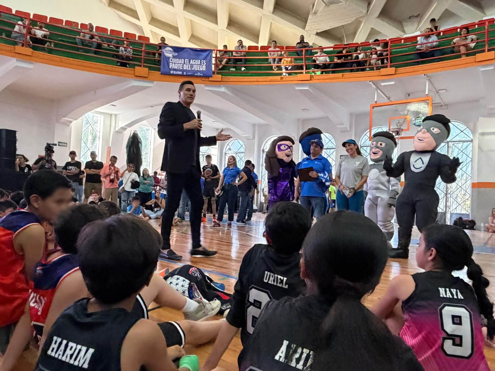 Inspira Eduardo Nájera a jóvenes durante torneo Aguardianes 3×3