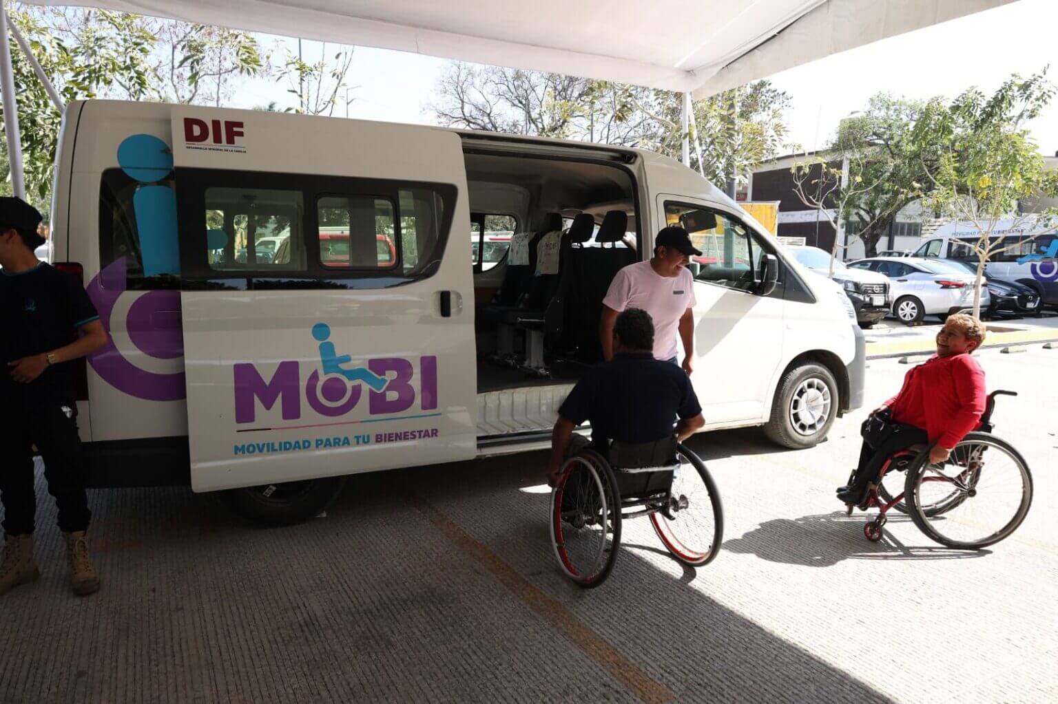 Recibe DIF Oaxaca cuatro unidades adaptadas para trasladar a personas con discapacidad