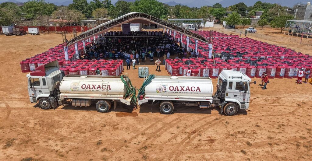 Con la entrega de 800 tinacos, atiende Gobierno del Estado problemática de abasto de agua en el Istmo de Tehuantepec