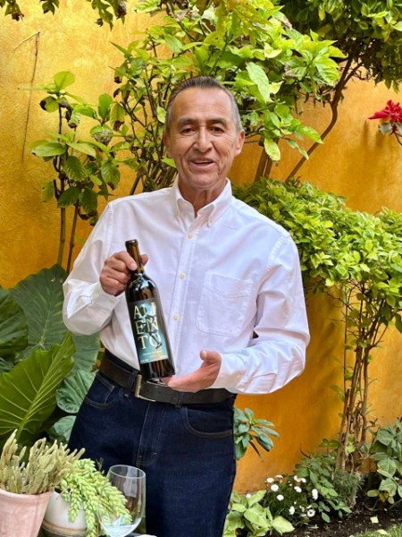 A SUS 69 AÑOS, TERMINÓ SU CARRERA Y CREÓ UN VINO ÚNICO SOLO PARA AGRADECER A QUIENES CREYERON EN ÉL