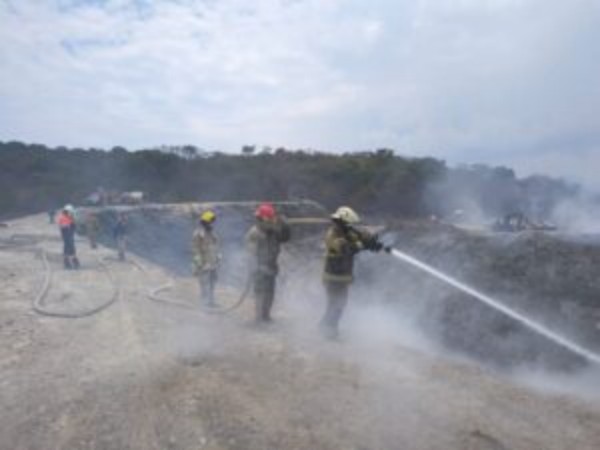Refuerza SGIRPCGRO combate a incendio en basurero de Chilpancingo con brigadas de tres regiones operativas
