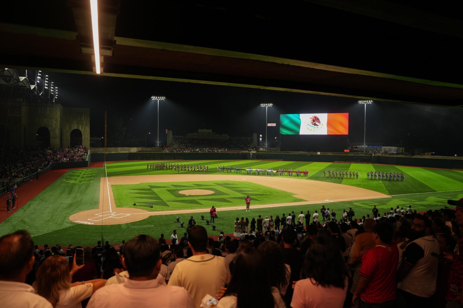 Atestiguan Salomón Jara e Irma Bolaños la inauguración del estadio de Beisbol Yu´Va, nueva casa de los Guerreros de Oaxaca
