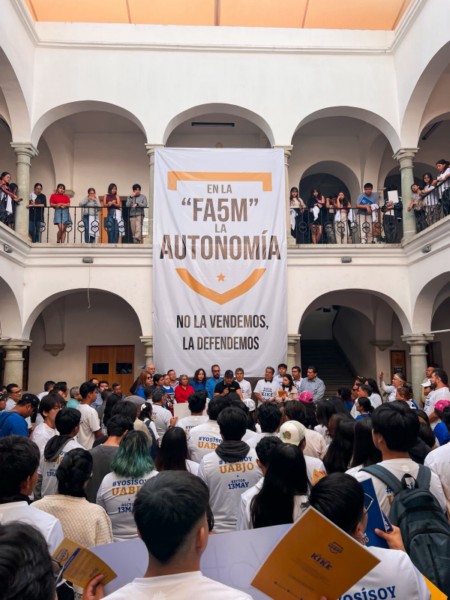 ¿De qué lado de la historia quieres estar?: Kike Martínez muestra todo su músculo en la Facultad 5 de Mayo