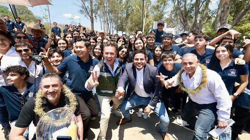 Entrega Pablo Lemus Navarro, Gobernador de Jalisco, corredor turístico y obras de movilidad segura en Atenguillo