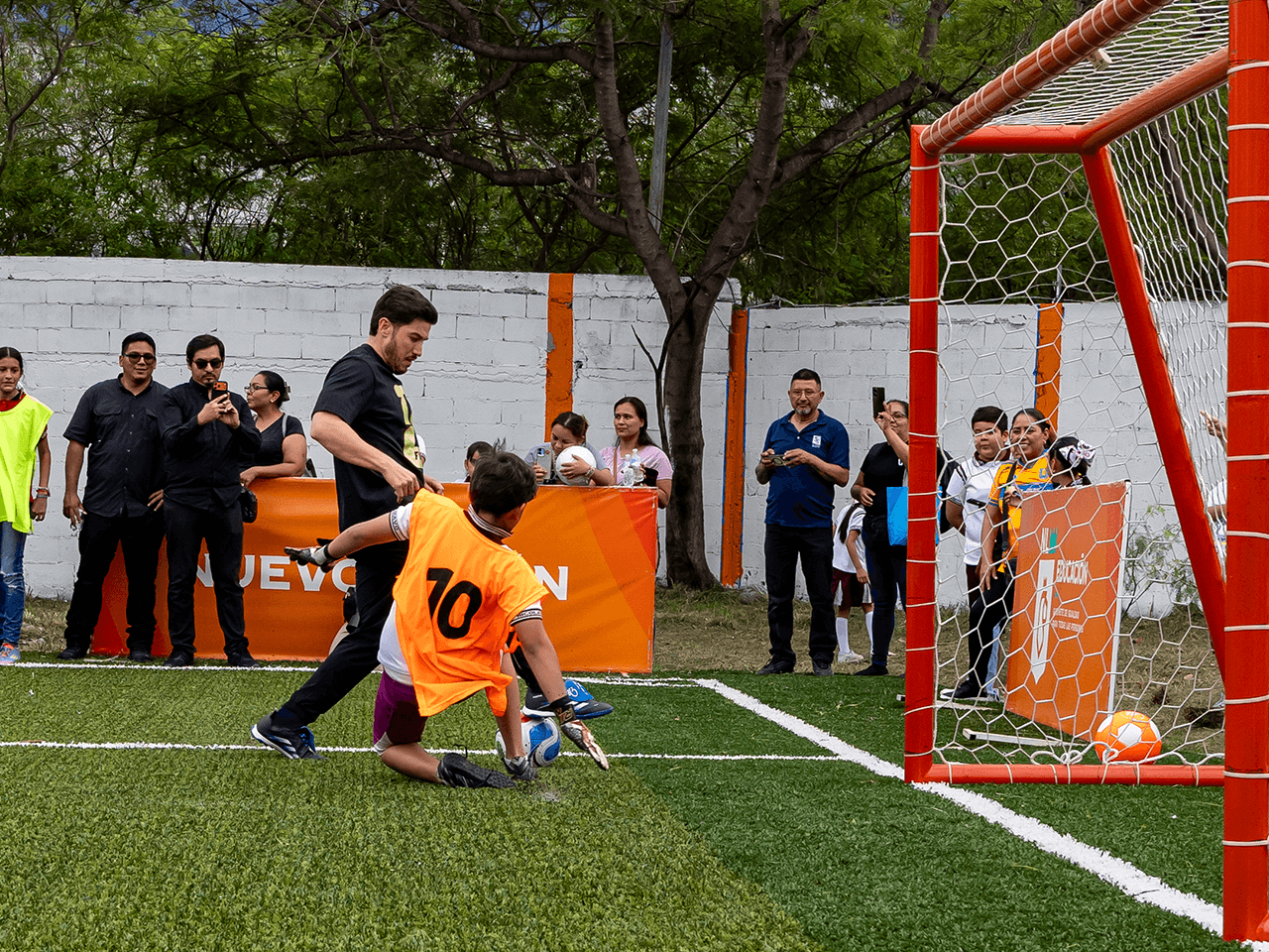 Rompe Samuel García récord con 520 nuevas canchas rumbo al Mundial