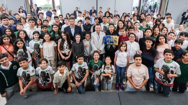 Abandera Pablo Lemus Navarro, Gobernador de Jalisco, a delegación de estudiantes que competirá en Singapur en la Olimpiada Internacional de Matemáticas