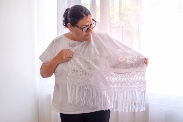MARÍA TERESA, LAS MANOS QUE MANTIENEN VIVO EL DESHILADO DE AGUASCALIENTES