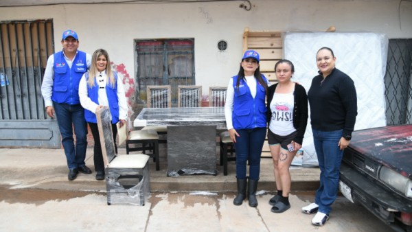 PRESIDENTA DEL DIF ESTATAL ENTREGA APOYOS A FAMILIAS DAMNIFICADAS POR LLUVIAS EN LA COLONIA CONSTITUCIÓN