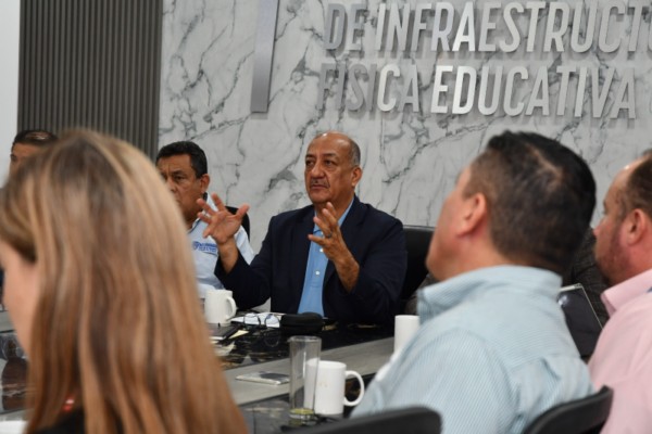 Evalúa SEyD la posibilidad de fortalecer la educación con el apoyo de la tecnología
