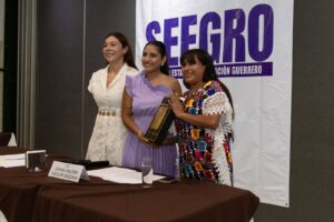 Evelyn Salgado recibe reconocimiento del SEEGRO por Calidad Legislativa