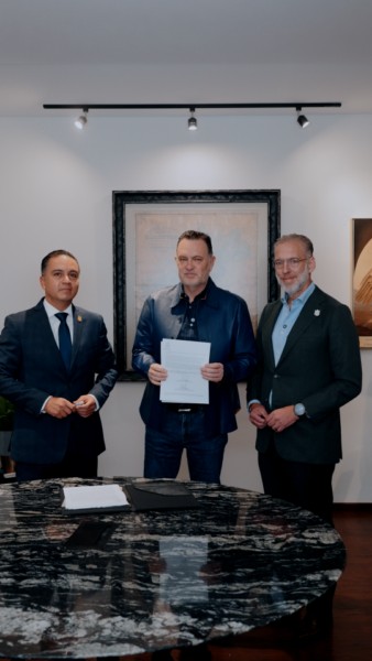 Firma Mauricio Kuri declaratoria de Área Natural Protegida al Parque Los Alcanfores