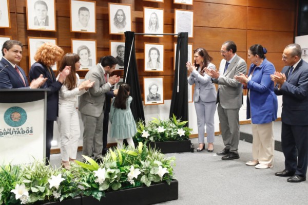 La presidenta de la Cámara de Diputados devela fotografía de Ifigenia Martínez en la galería de presidentas y presidentes de la Mesa Directiva