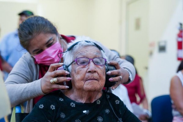 Recuperan más de 2,500 personas capacidad de escuchar y comunicarse