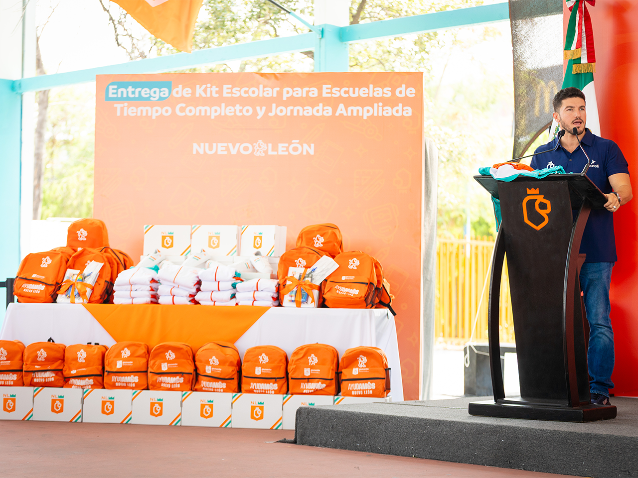 Entregan Samuel y Mariana más de mil kits de útiles escolares en escuelas de tiempo completo