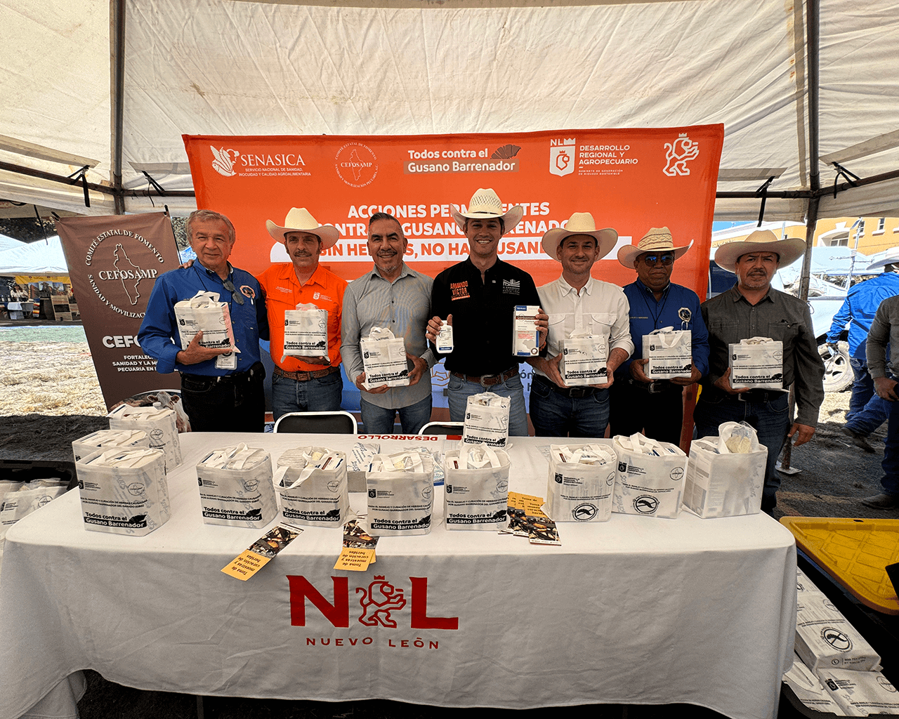 Distribuyen Estado y CEFOSAMP gratuitamente kits preventivos contra el gusano barrenador a ganaderos de todo Nuevo León