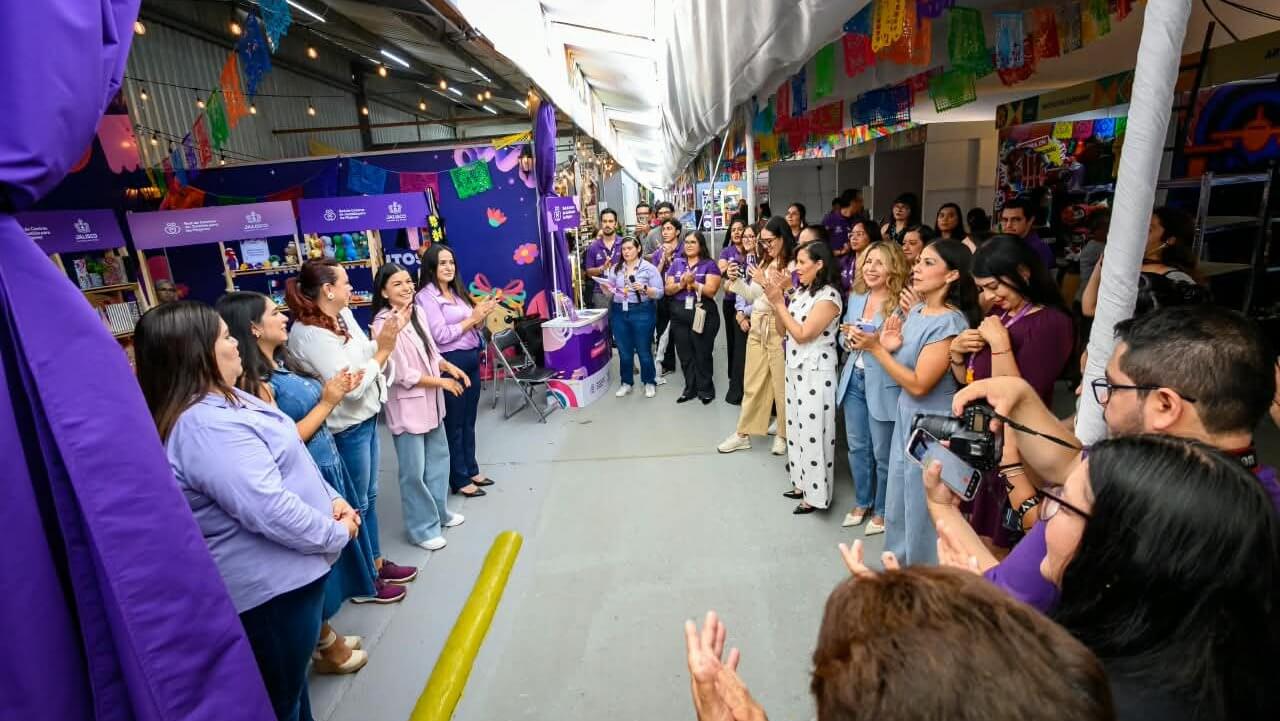 Impulsan autonomía económica de las mujeres con el Bazar de Emprendimientos de la Red CJM en Fiestas de Octubre