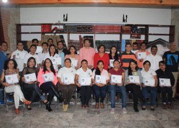 entrega de reconocimientos a los participantes y talleristas