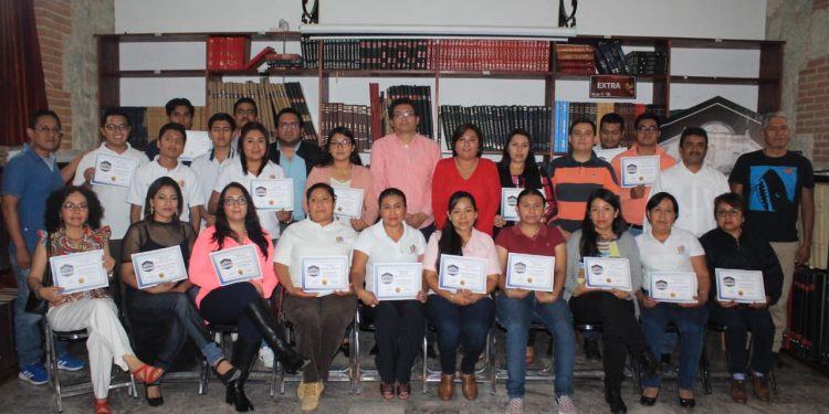 entrega de reconocimientos a los participantes y talleristas