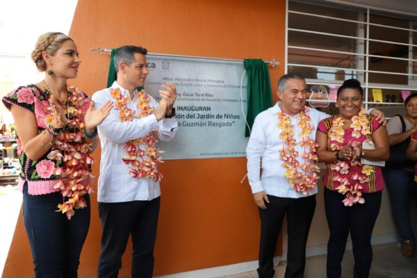 develación de la placa alusiva a la inauguración de la reconstrucción del Jardín de Niños “Dominga Guzmán Rasgado”