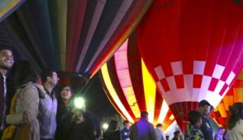 show de Zeppelin de más de 40 metros, show de paramotores, paracaidistas y decenas de elevaciones ancladas así como divertidos globos de figuras especiales.