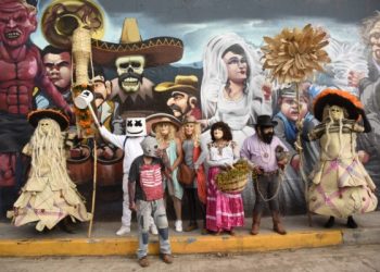 Miles de personas tomaron las calles para honrar y celebrar a la muerte con atuendos alusivos, música, baile y tradición.