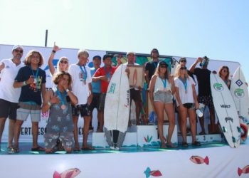 •El surfista oaxaqueño Sasha Donnanno se impone a su paisano Jafet Ramos en la final