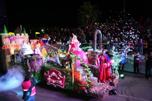 Todo un espectáculo montado sobre ruedas a través de 18 carros