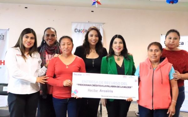 Entrega Sedesoh y SMO créditos a 157 mujeres emprendedoras