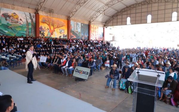 Entrega Alejandro Murat infraestructura social y apoyos a habitantes de San Sebastián Río Hondo