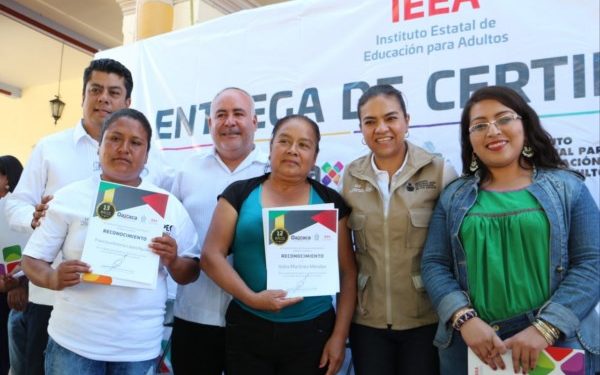 Entrega Miriam Liborio 130 certificados de estudio a mujeres y hombres en Ocotlán
