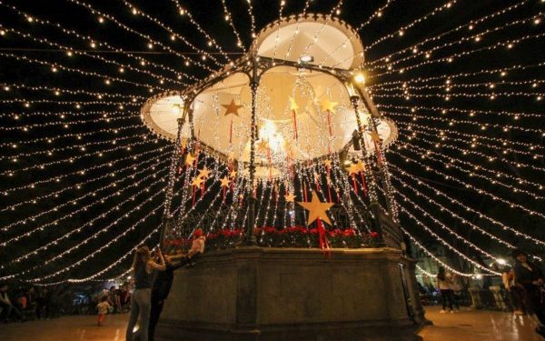 espíritu navideño de quienes caminan por la capital oaxaqueña.