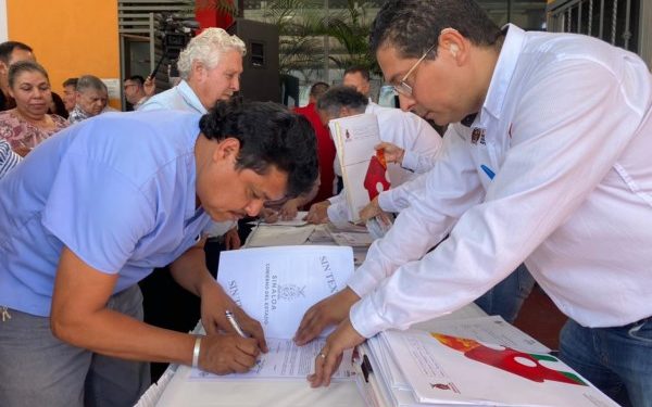 las escrituras de sus viviendas a 109 familias que habitan en 28 colonias de Culiacán,