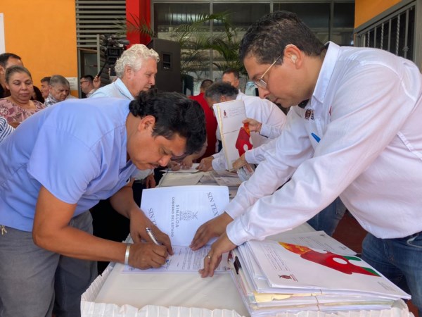 las escrituras de sus viviendas a 109 familias que habitan en 28 colonias de Culiacán,