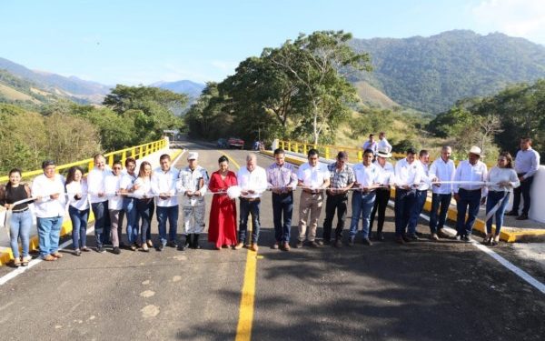 Tras 15 años, Coahuayana estrena puente que potenciará su economía